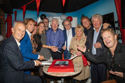 Vrienden verrassen Gerard Cox met feestelijke aftrap van solovoorstelling COX