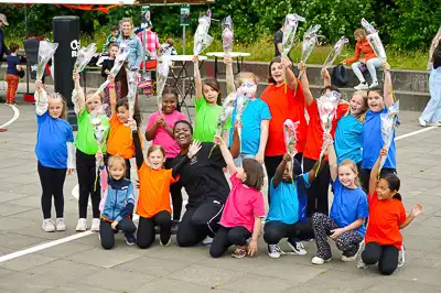 Studio Boyé speelt de familievoorstelling Zwaan Kleef Aan